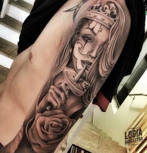 tatuaje_brazo_catrina_chicana_corona_puñal_billetes_rosa_logia_barcelona_diego_almeida 